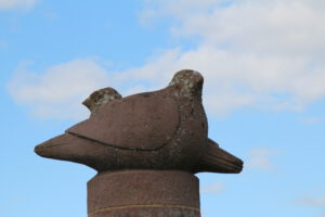 Kriegerehrenmal Friedhof Rodt - Tauben aus Sandstein gehauen