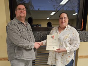 Ortsbürgermeister Constantin Ney überreicht Claudia Krütten die Ernennungsurkunde