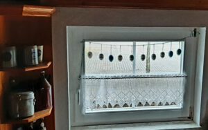 Fenster österlich geschmückt im Heimatmuseum Zemmer 2025