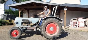 Arbeitseinsatz mit Traktor